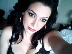 Deutsche Transe mit lockigem, schwarzem Haar.