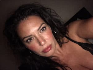 Selbstporträt einer deutschen Transe mit dunklem Hintergrund